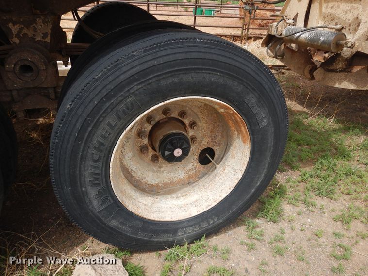 image for item DR1233 2002 Flowboy BD24  bottom dump trailer