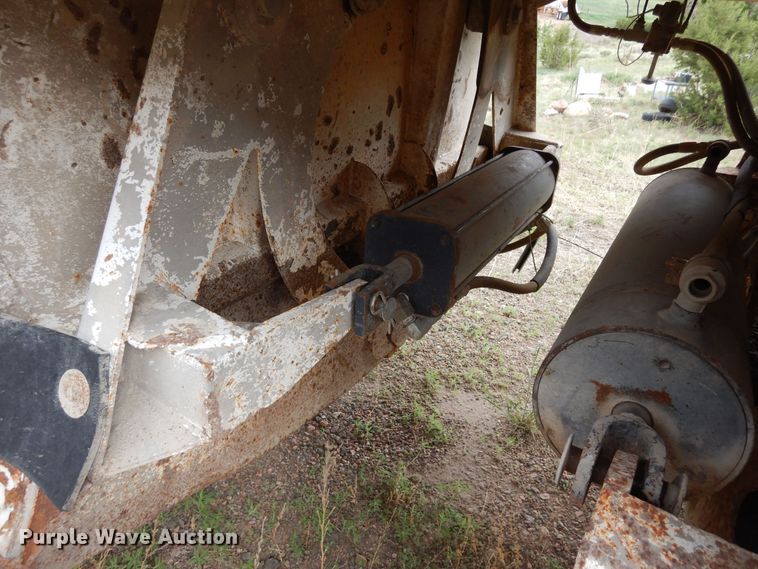 image for item DR1236 2002 Flowboy BD24  bottom dump trailer