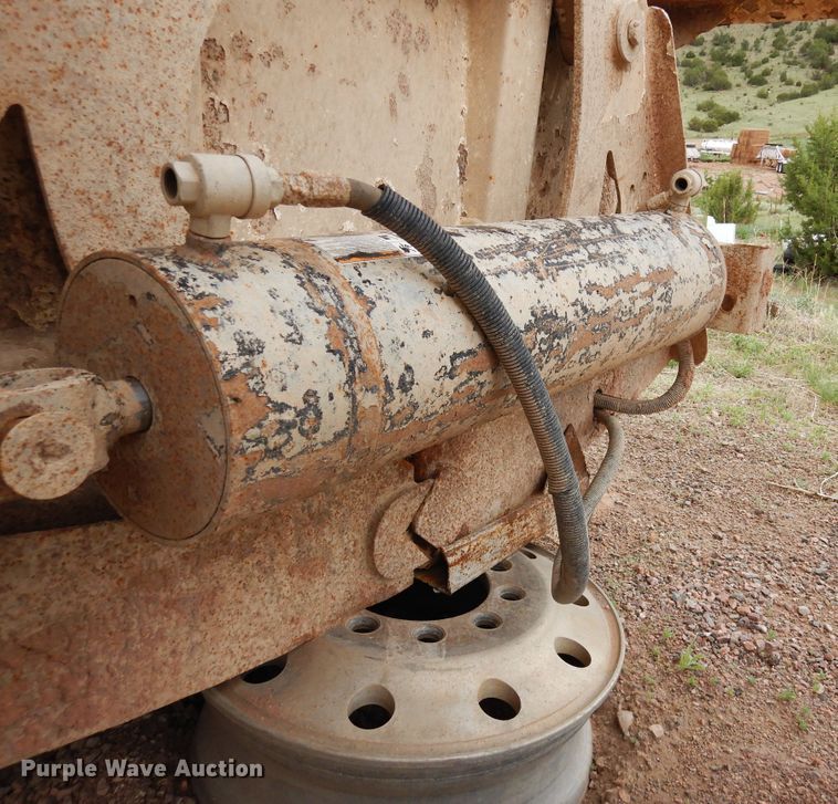 image for item DR1236 2002 Flowboy BD24  bottom dump trailer