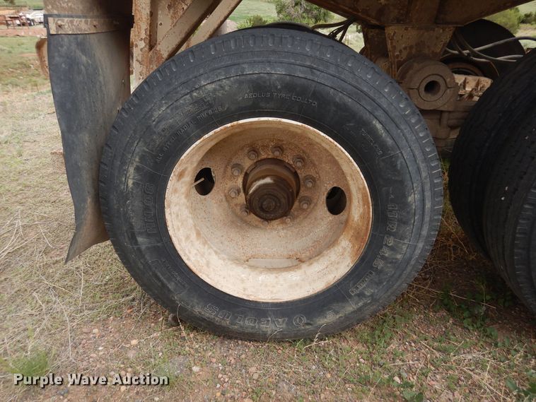 image for item DR1236 2002 Flowboy BD24  bottom dump trailer