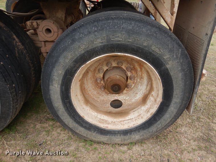 image for item DR1236 2002 Flowboy BD24  bottom dump trailer