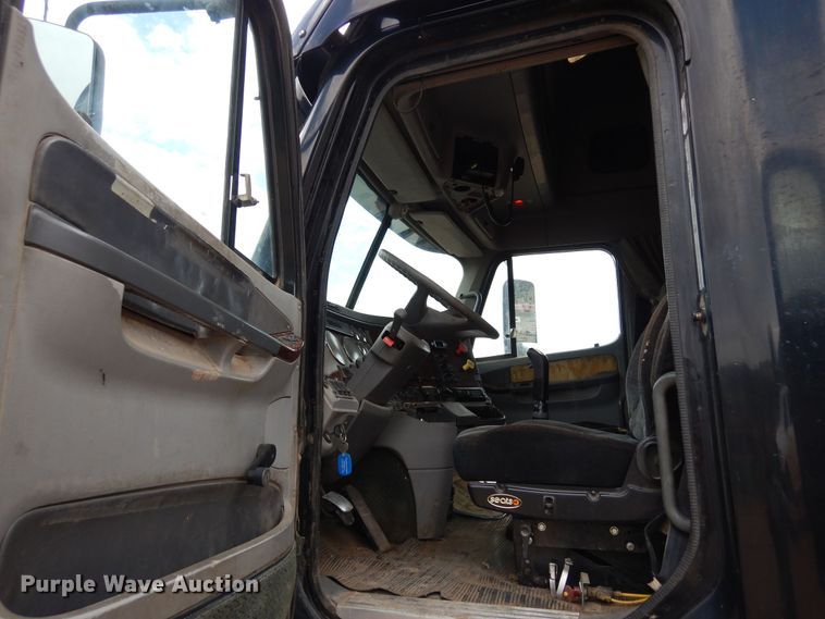 image for item DR1238 1999 Freightliner Century Class  semi truck