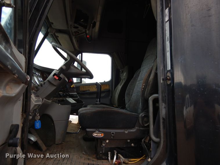 image for item DR1238 1999 Freightliner Century Class  semi truck