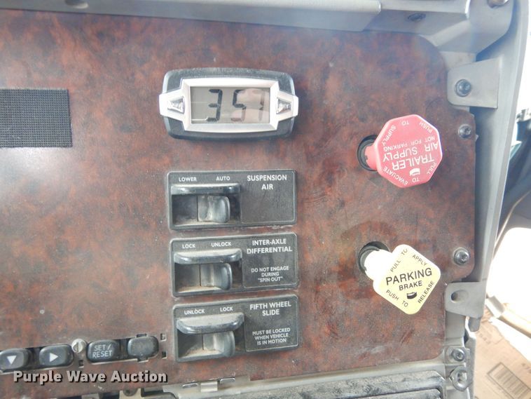 image for item DR1238 1999 Freightliner Century Class  semi truck