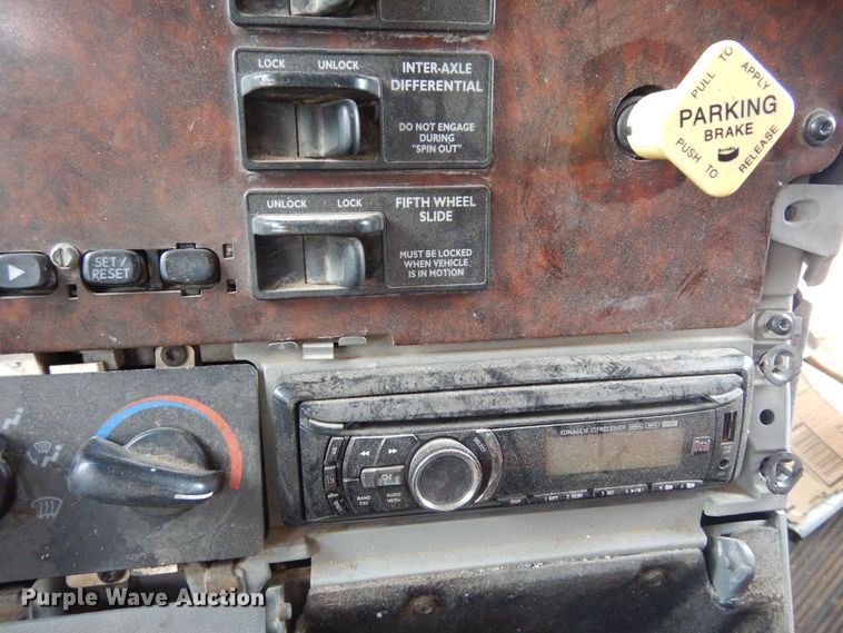 image for item DR1238 1999 Freightliner Century Class  semi truck