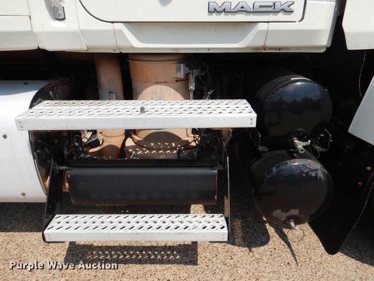 image for item DR1930 2012 Mack CHU613  semi truck