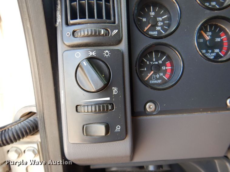 image for item DR1930 2012 Mack CHU613  semi truck