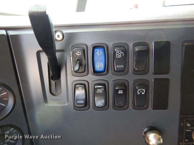 image for item DR1930 2012 Mack CHU613  semi truck