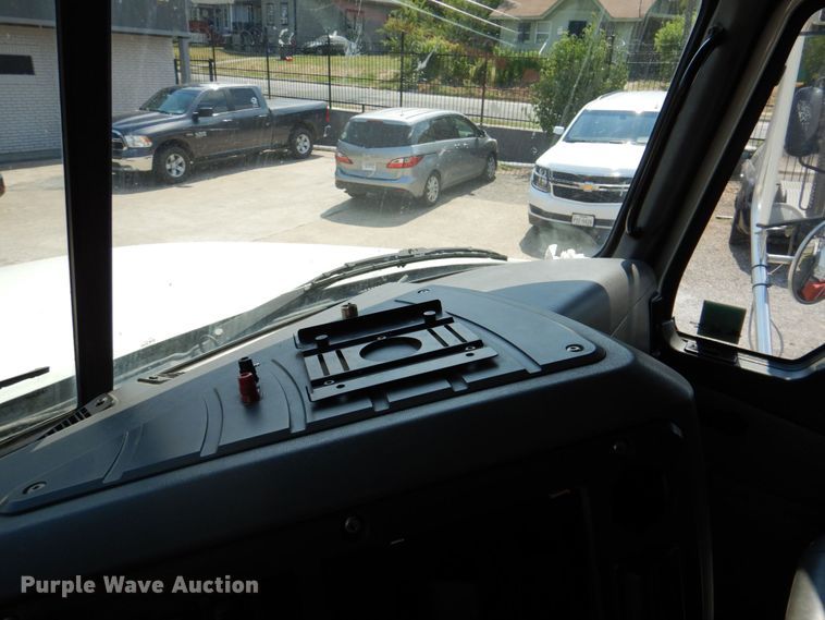 image for item DR1930 2012 Mack CHU613  semi truck