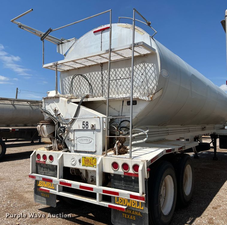 image for item DS8359 1987 Ledwell LW40APW  feed delivery trailer