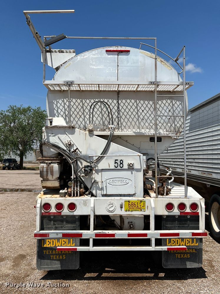 image for item DS8359 1987 Ledwell LW40APW  feed delivery trailer