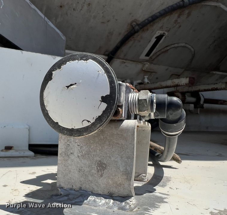 image for item DS8359 1987 Ledwell LW40APW  feed delivery trailer