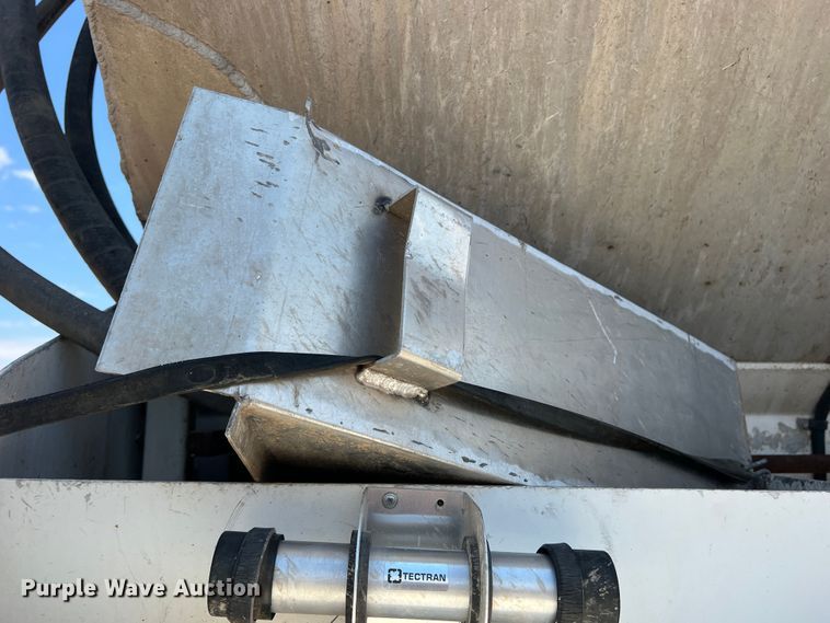 image for item DS8359 1987 Ledwell LW40APW  feed delivery trailer