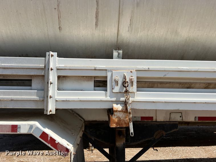 image for item DS8359 1987 Ledwell LW40APW  feed delivery trailer