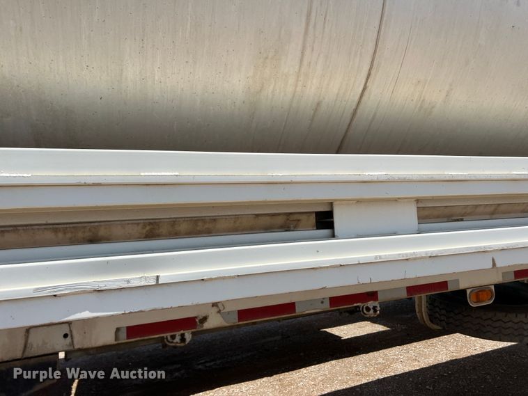 image for item DS8359 1987 Ledwell LW40APW  feed delivery trailer