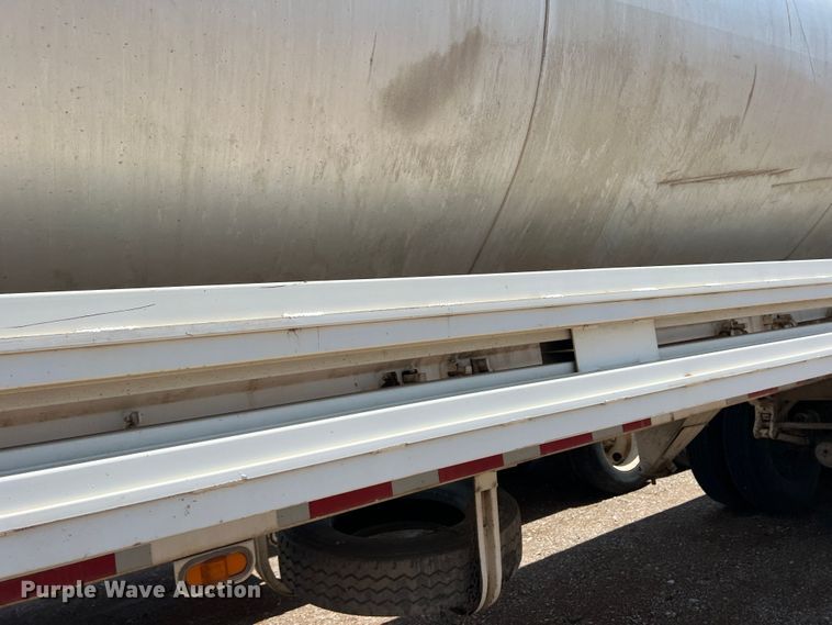 image for item DS8359 1987 Ledwell LW40APW  feed delivery trailer