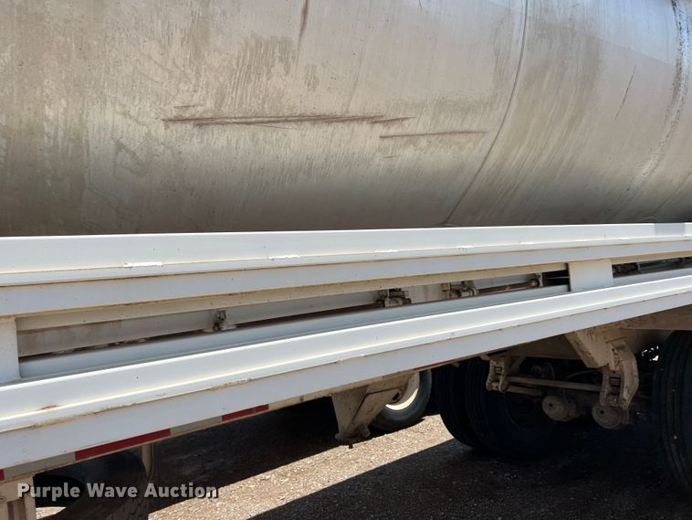 image for item DS8359 1987 Ledwell LW40APW  feed delivery trailer