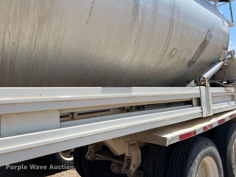 image for item DS8359 1987 Ledwell LW40APW  feed delivery trailer