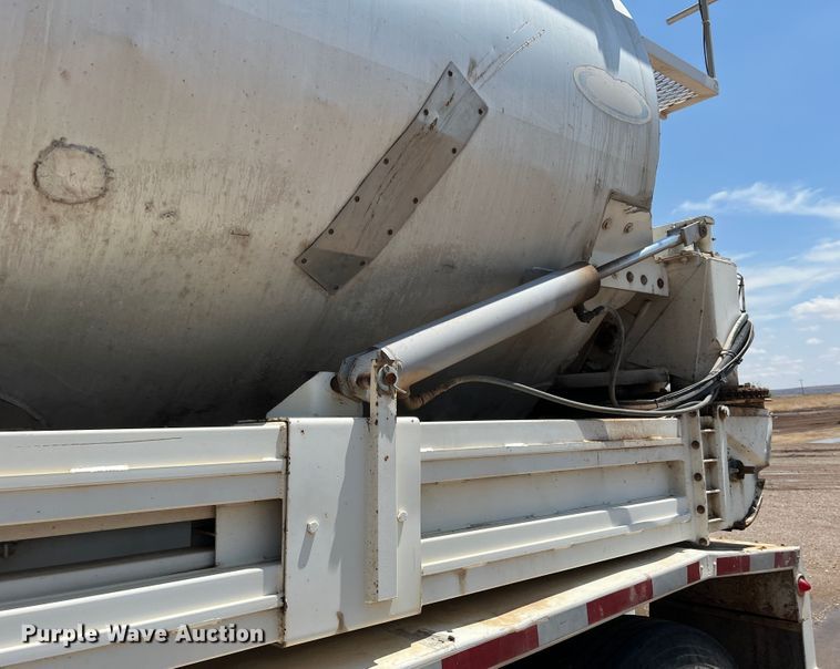 image for item DS8359 1987 Ledwell LW40APW  feed delivery trailer