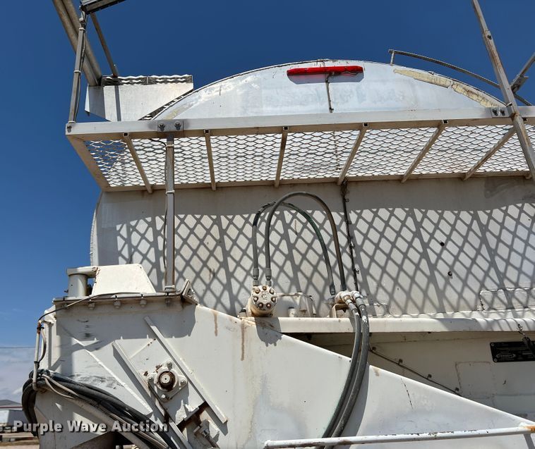 image for item DS8359 1987 Ledwell LW40APW  feed delivery trailer