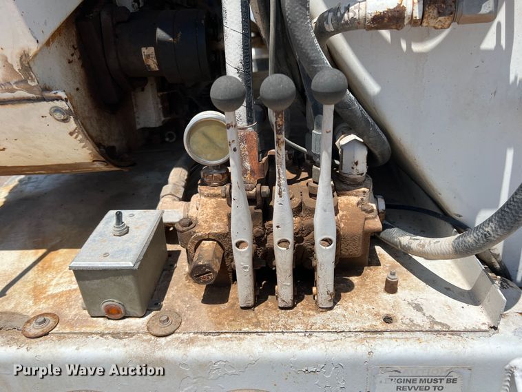 image for item DS8359 1987 Ledwell LW40APW  feed delivery trailer