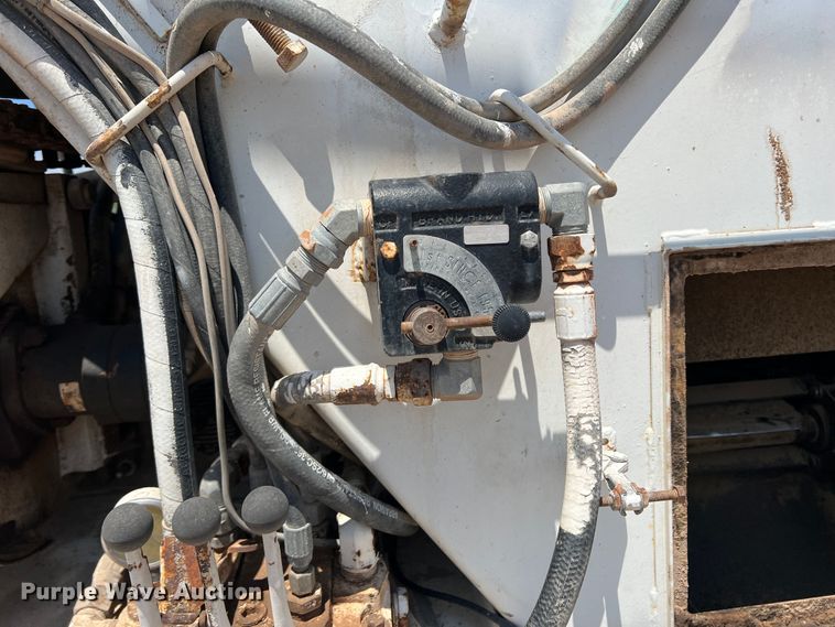 image for item DS8359 1987 Ledwell LW40APW  feed delivery trailer