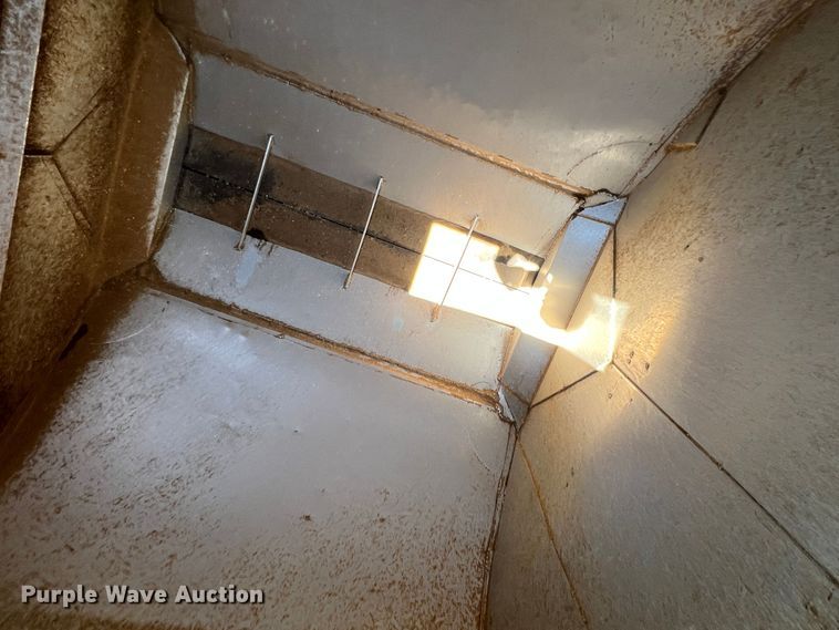 image for item DS8359 1987 Ledwell LW40APW  feed delivery trailer