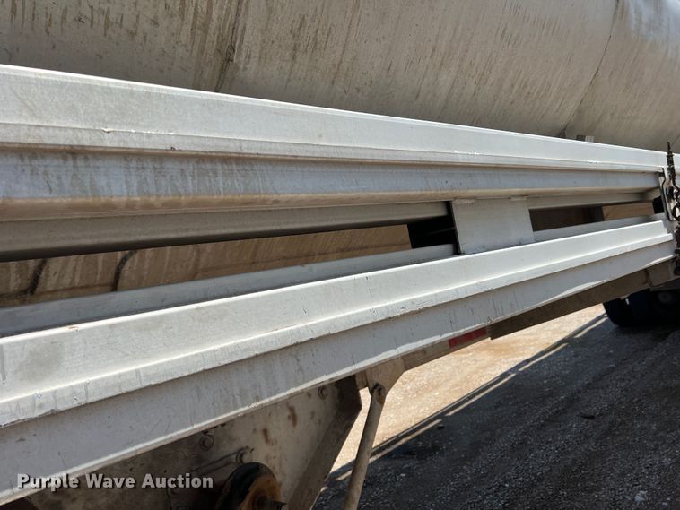 image for item DS8361 2009 Ledwell LW40APWRMFG  feed delivery trailer