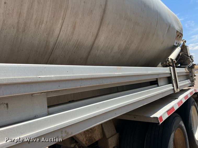 image for item DS8361 2009 Ledwell LW40APWRMFG  feed delivery trailer