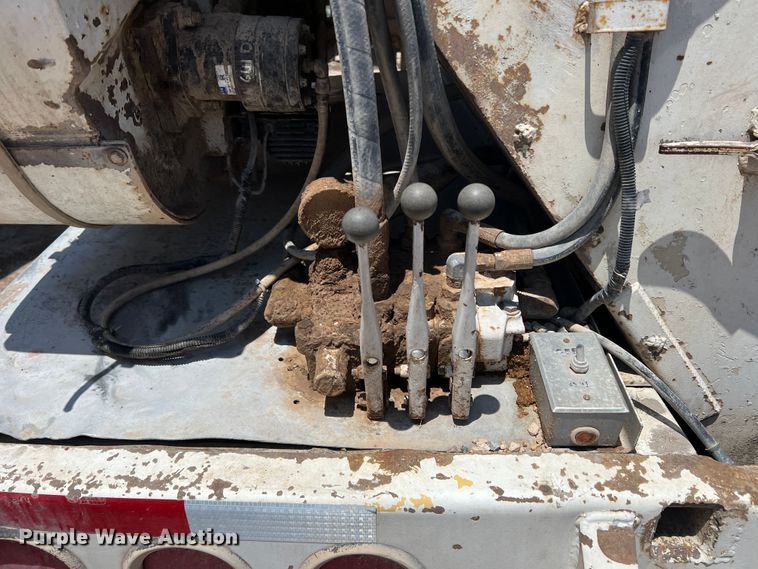 image for item DS8361 2009 Ledwell LW40APWRMFG  feed delivery trailer