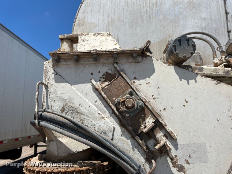 image for item DS8361 2009 Ledwell LW40APWRMFG  feed delivery trailer