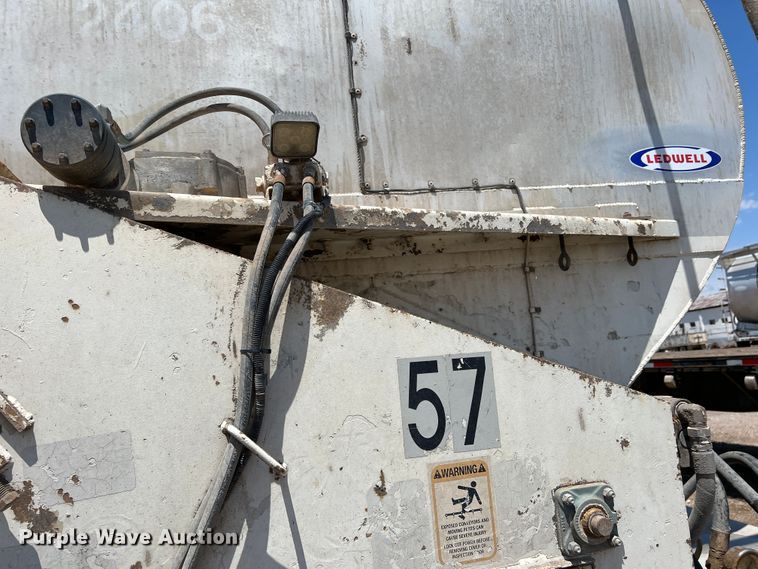 image for item DS8361 2009 Ledwell LW40APWRMFG  feed delivery trailer