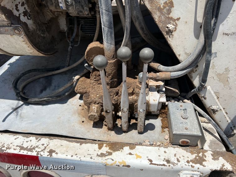 image for item DS8361 2009 Ledwell LW40APWRMFG  feed delivery trailer