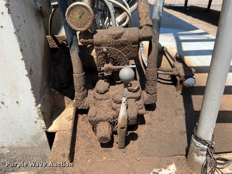 image for item DS8361 2009 Ledwell LW40APWRMFG  feed delivery trailer