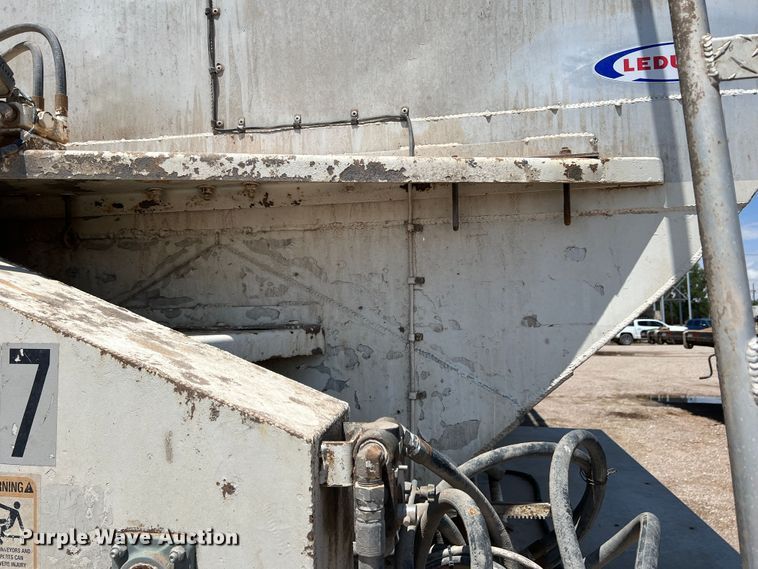 image for item DS8361 2009 Ledwell LW40APWRMFG  feed delivery trailer