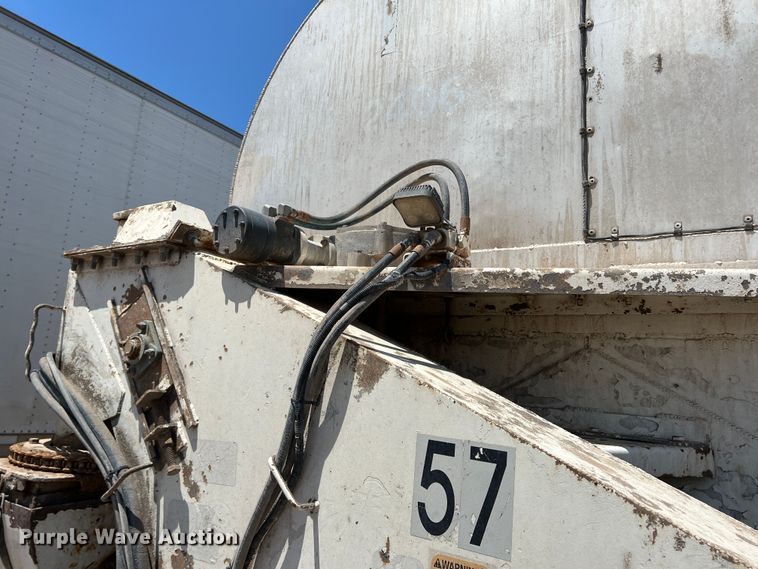 image for item DS8361 2009 Ledwell LW40APWRMFG  feed delivery trailer