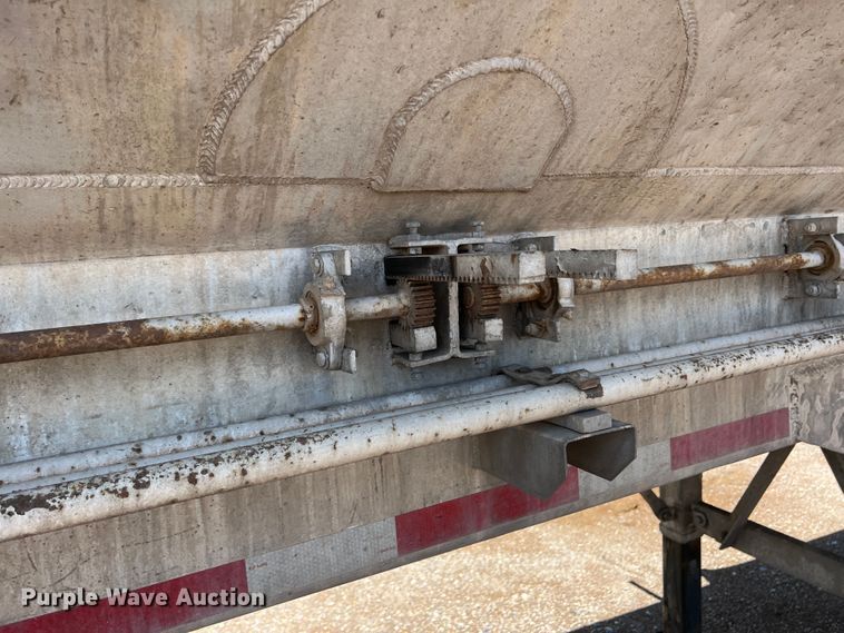 image for item DS8361 2009 Ledwell LW40APWRMFG  feed delivery trailer