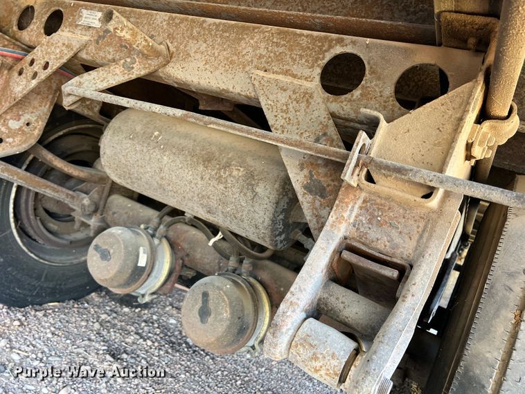 image for item DS8362 1995 Stoughton AVW-535T-S-C-AR  dry van trailer