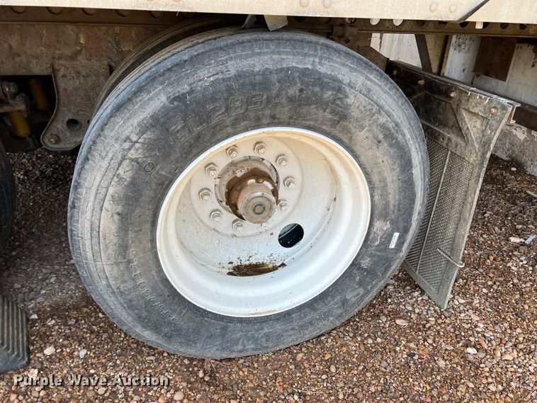 image for item DS8362 1995 Stoughton AVW-535T-S-C-AR  dry van trailer