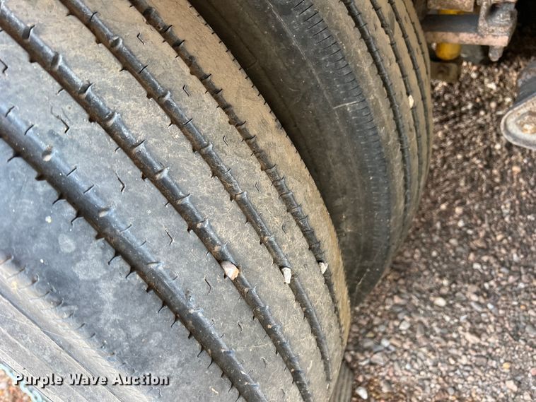 image for item DS8362 1995 Stoughton AVW-535T-S-C-AR  dry van trailer