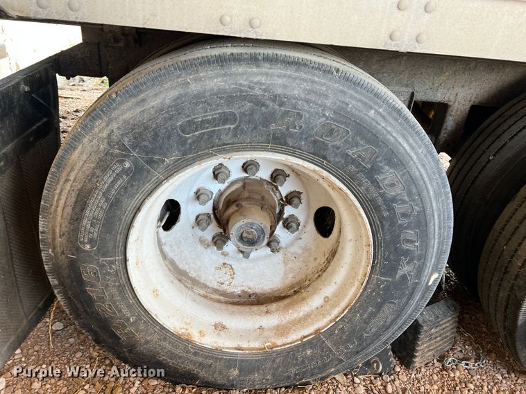 image for item DS8362 1995 Stoughton AVW-535T-S-C-AR  dry van trailer