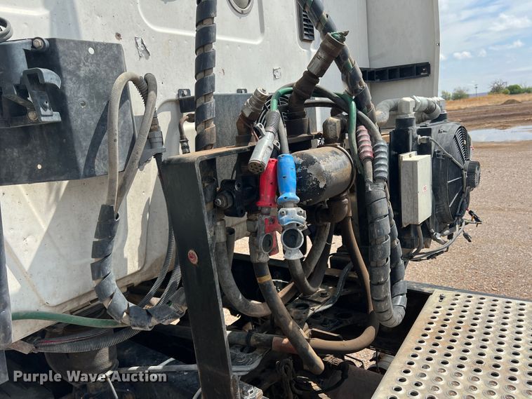 image for item DS8364 2011 International ProStar  semi truck