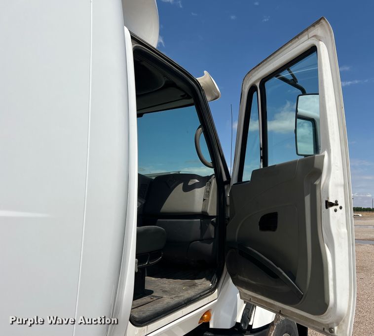 image for item DS8364 2011 International ProStar  semi truck