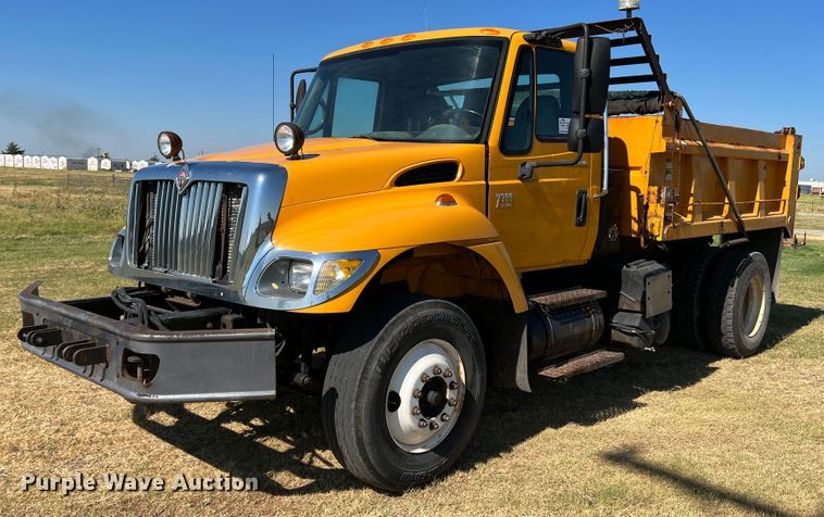 image for item DS8417 2003 International 7300  dump truck