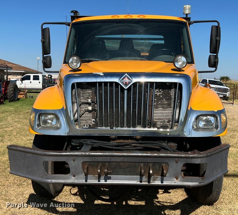 image for item DS8417 2003 International 7300  dump truck
