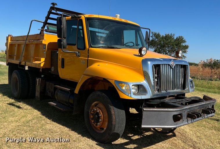 image for item DS8417 2003 International 7300  dump truck