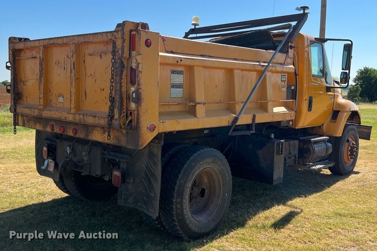 image for item DS8417 2003 International 7300  dump truck