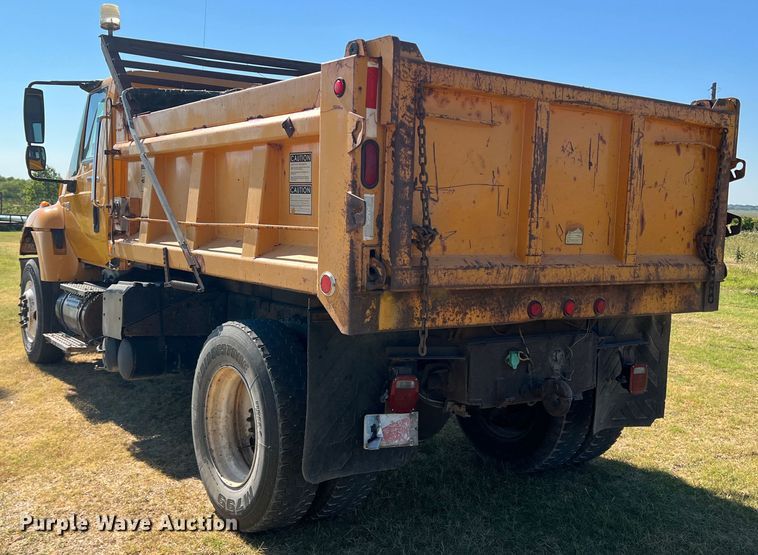 image for item DS8417 2003 International 7300  dump truck