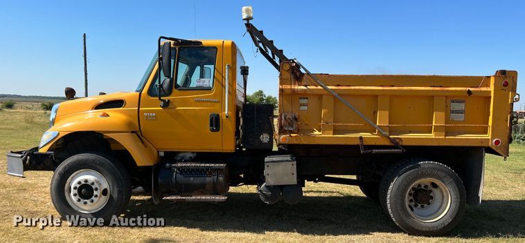 image for item DS8417 2003 International 7300  dump truck