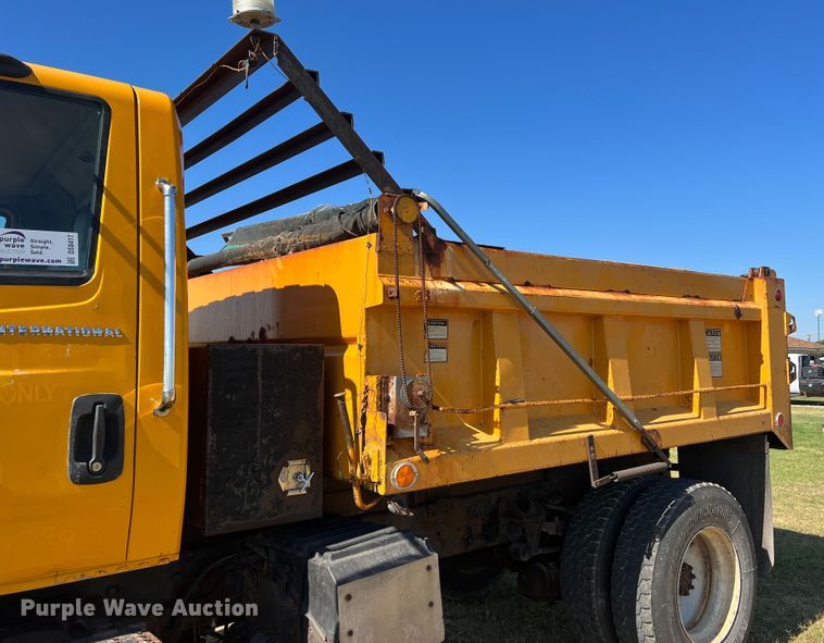 image for item DS8417 2003 International 7300  dump truck